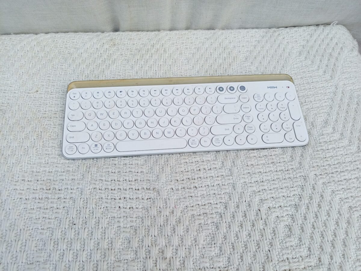 MIIIW Wireless Keyboard - Image 1