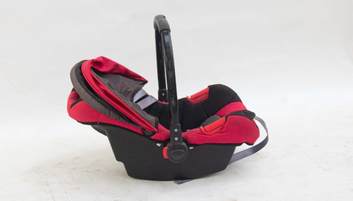 Tinnies Carry Cot and Car seat - Image 2