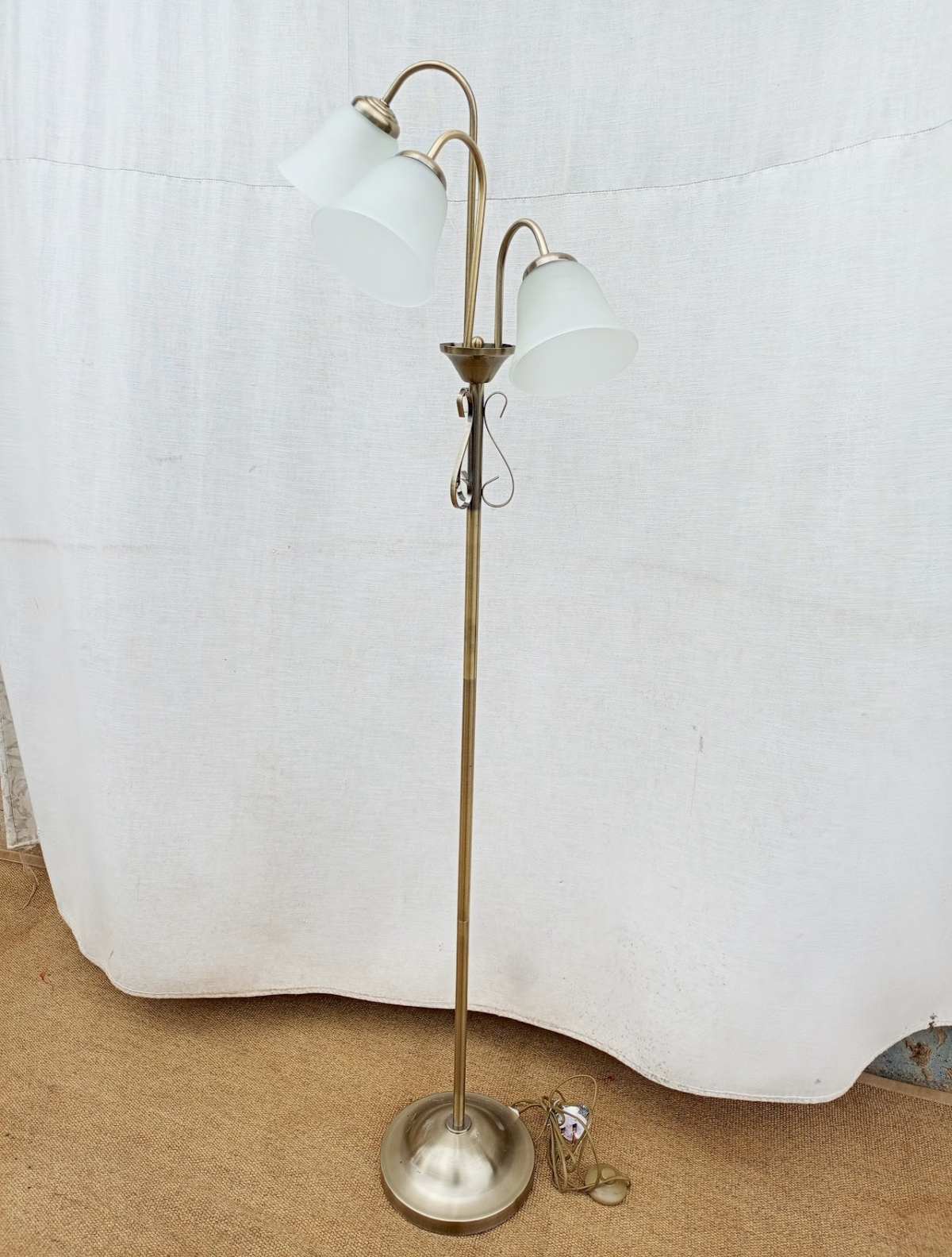 3 glass lamp holder 3 Glass Lamp Holder - Image 1