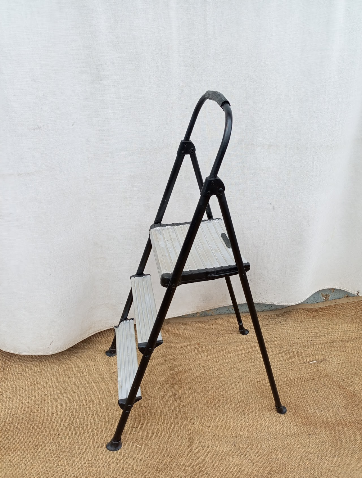 Black and white 3 step ladder - Image 1