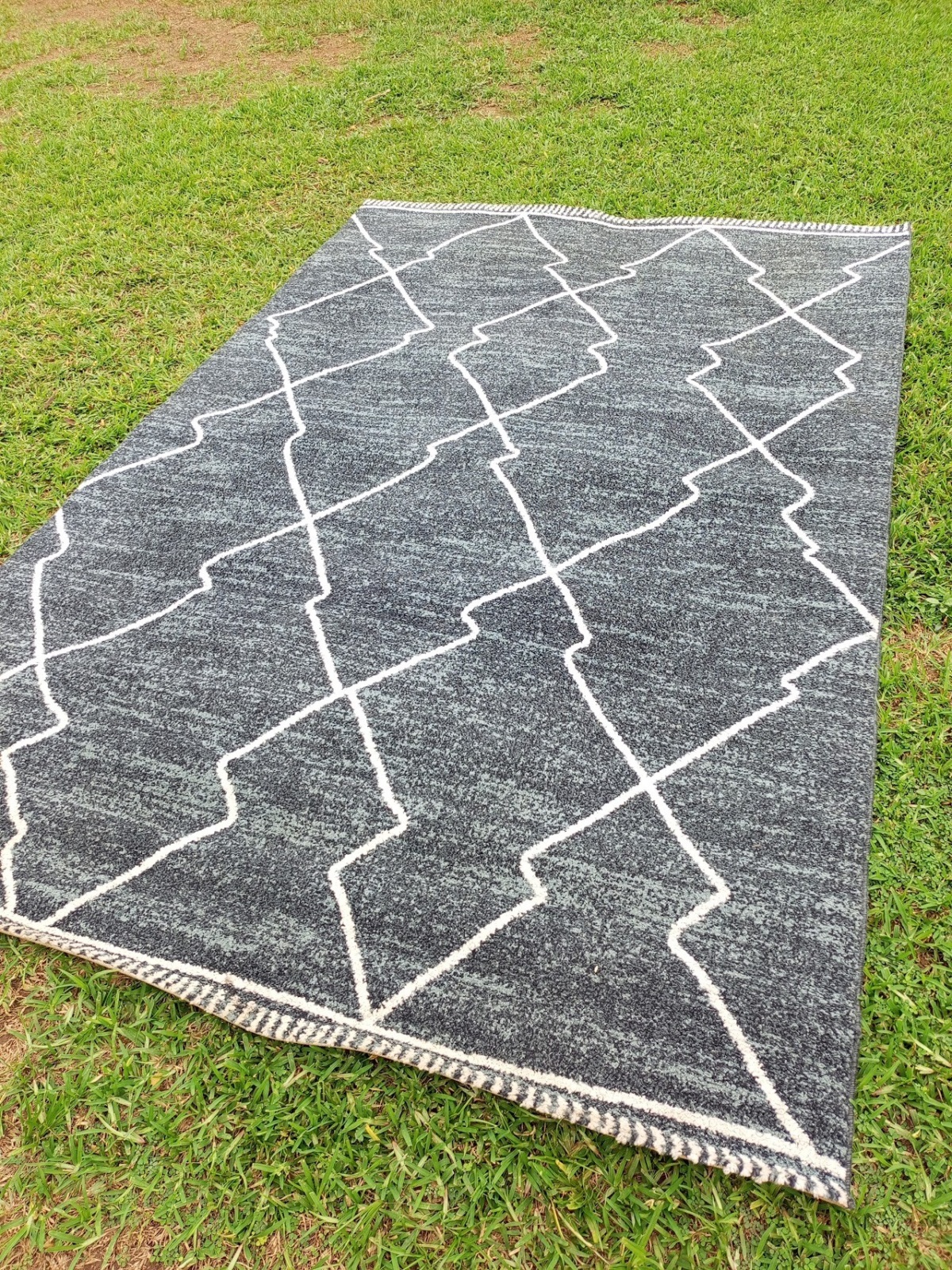Black and white stripes pattern rug Black and White Stripes Pattern Rug - Image 1