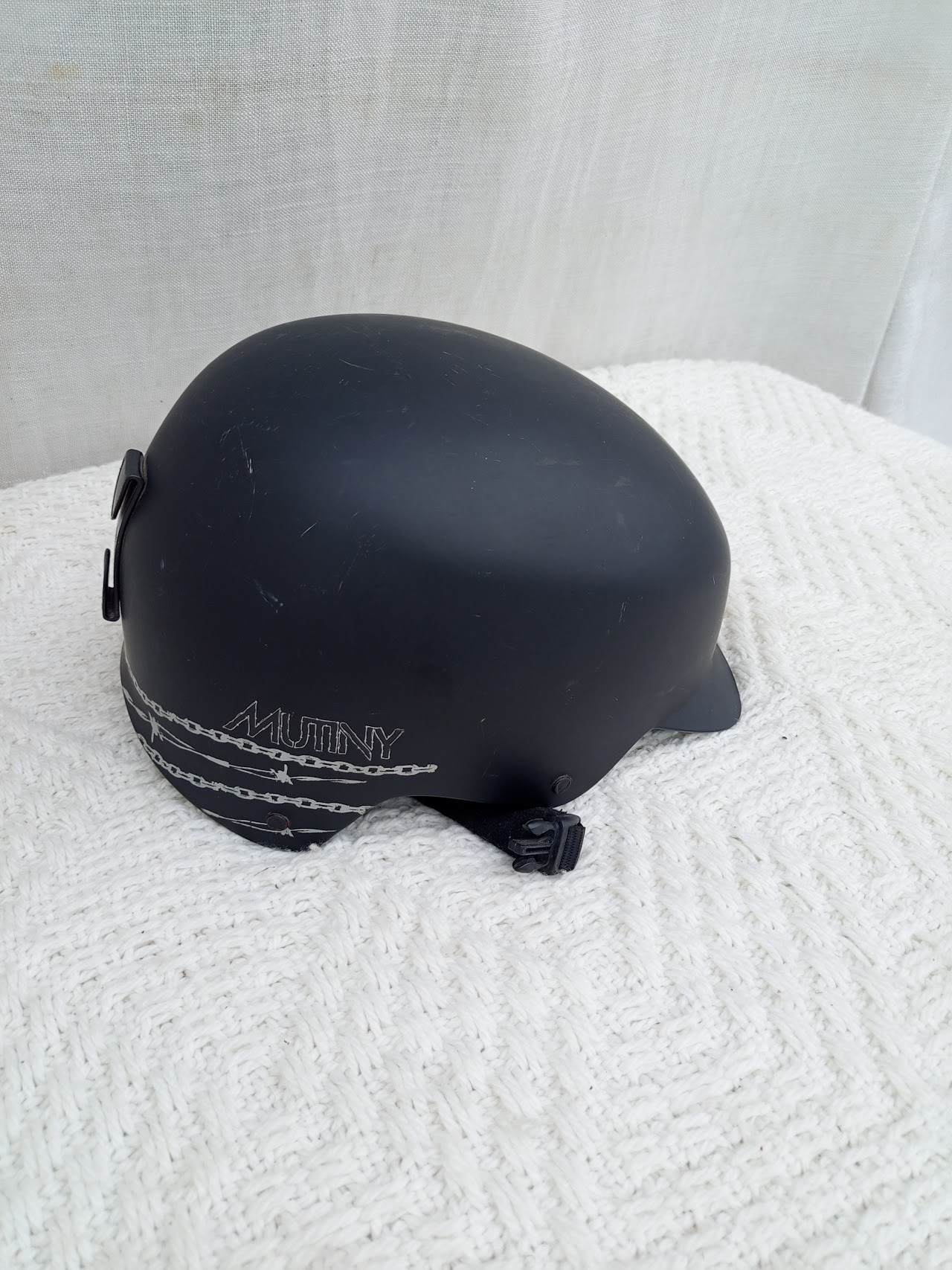 Black helmet Black helmet - Image 1