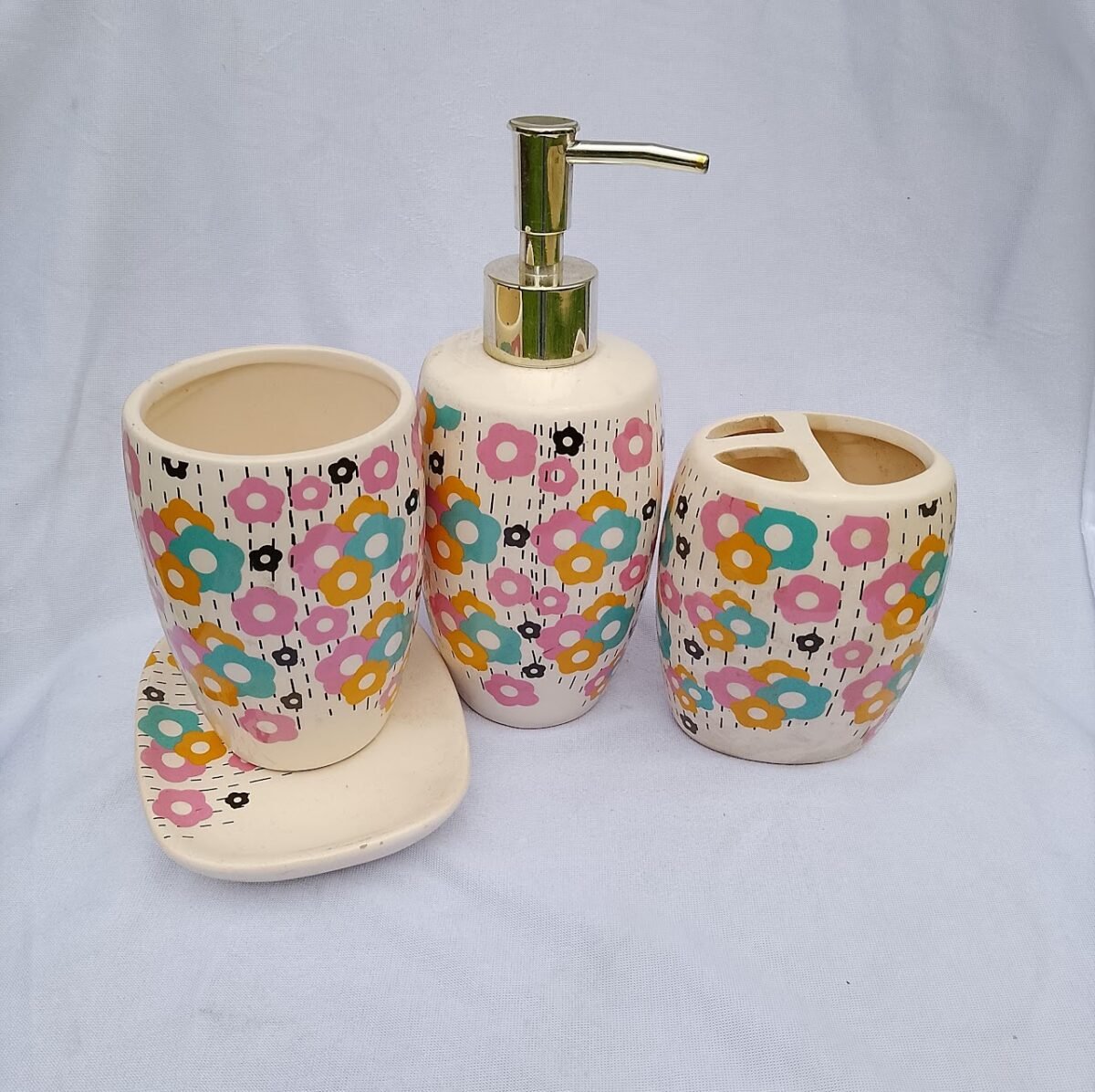 Ceramic bathroom set Ceramic bathroom set - Image 1