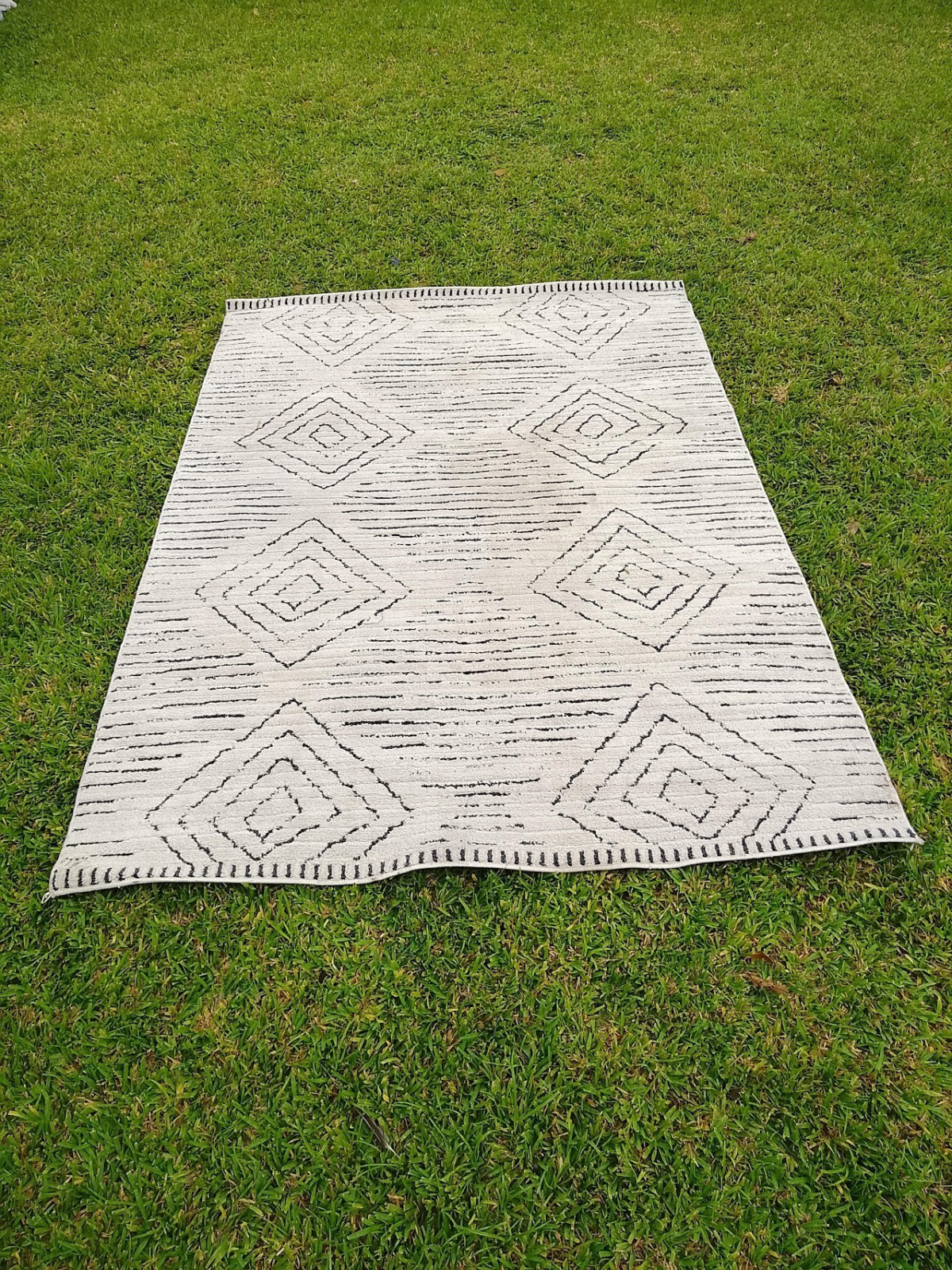 Geometric Diamond Pattern Area Rug - Image 1