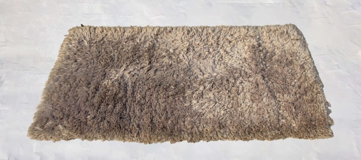 Grey Tuffed Rug Grey Tufted Rug - Image 1