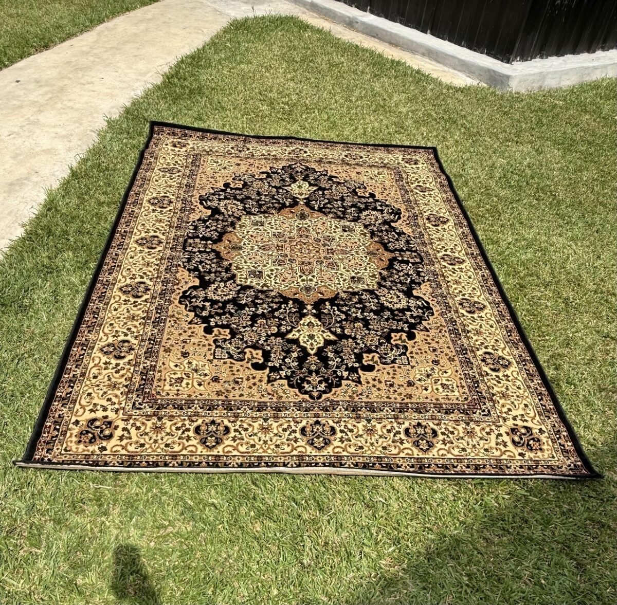 Medallion Persian-Style Rug Medallion Persian-Style Rug - Image 1