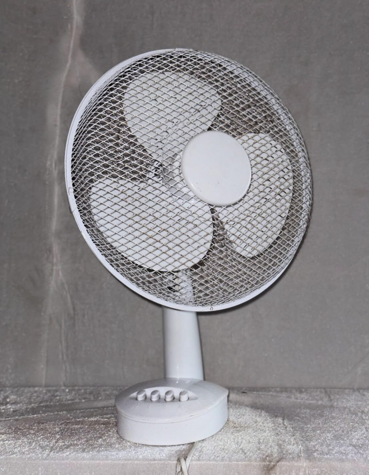 Portable 3-Blade Oscillating Desk Fan - Image 1