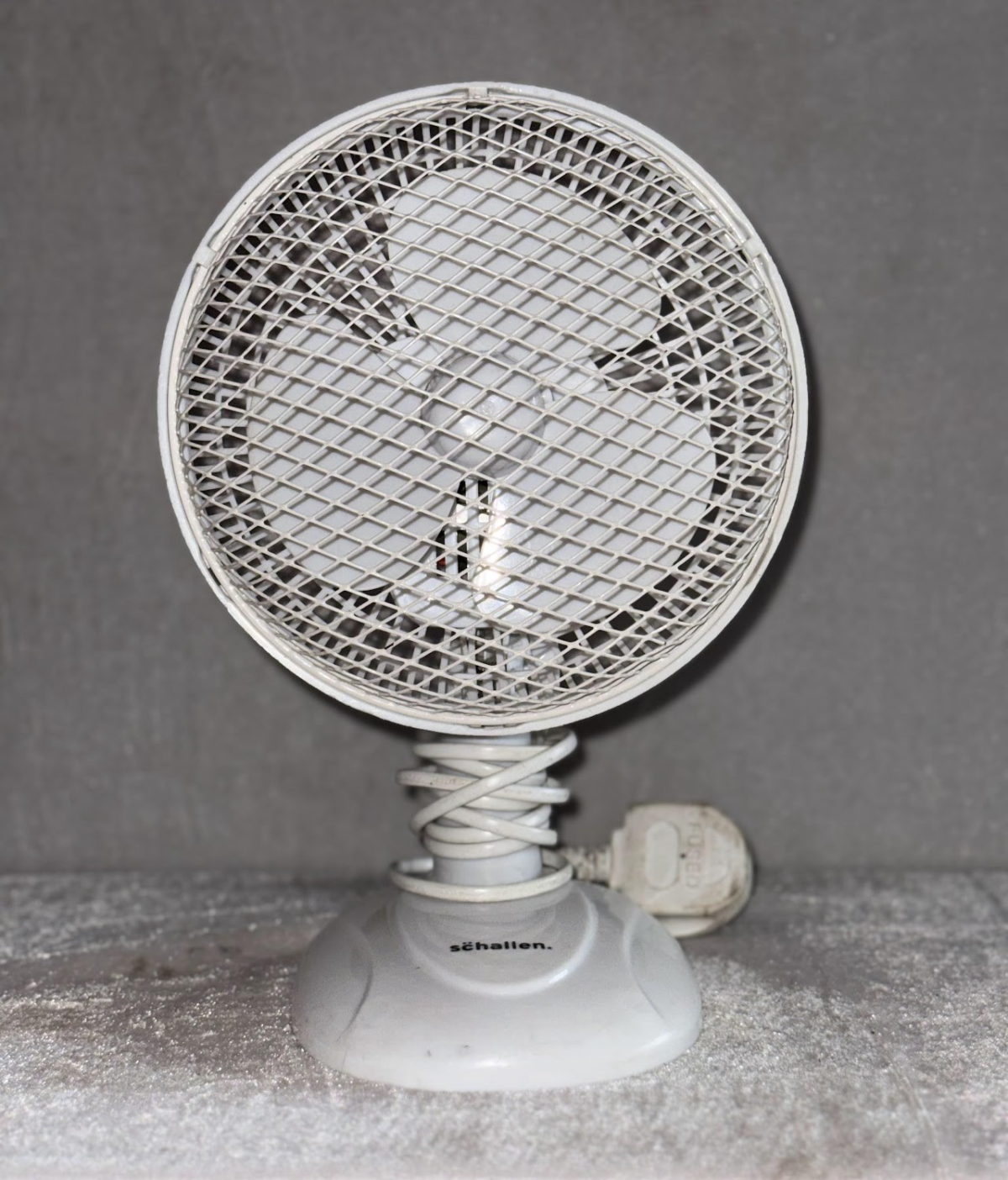 Small Electric Desk Fan Small Electric Desk Fan - Image 1