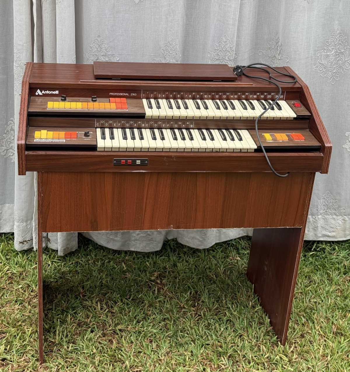 Vintage wooden grand piano - Image 2