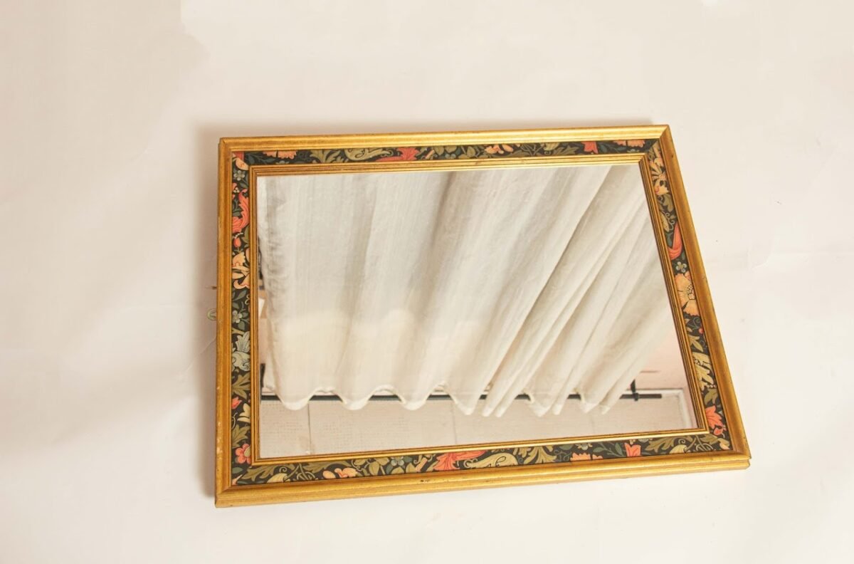 mirror with flowery design Mirror with Flowery Design - Image 1