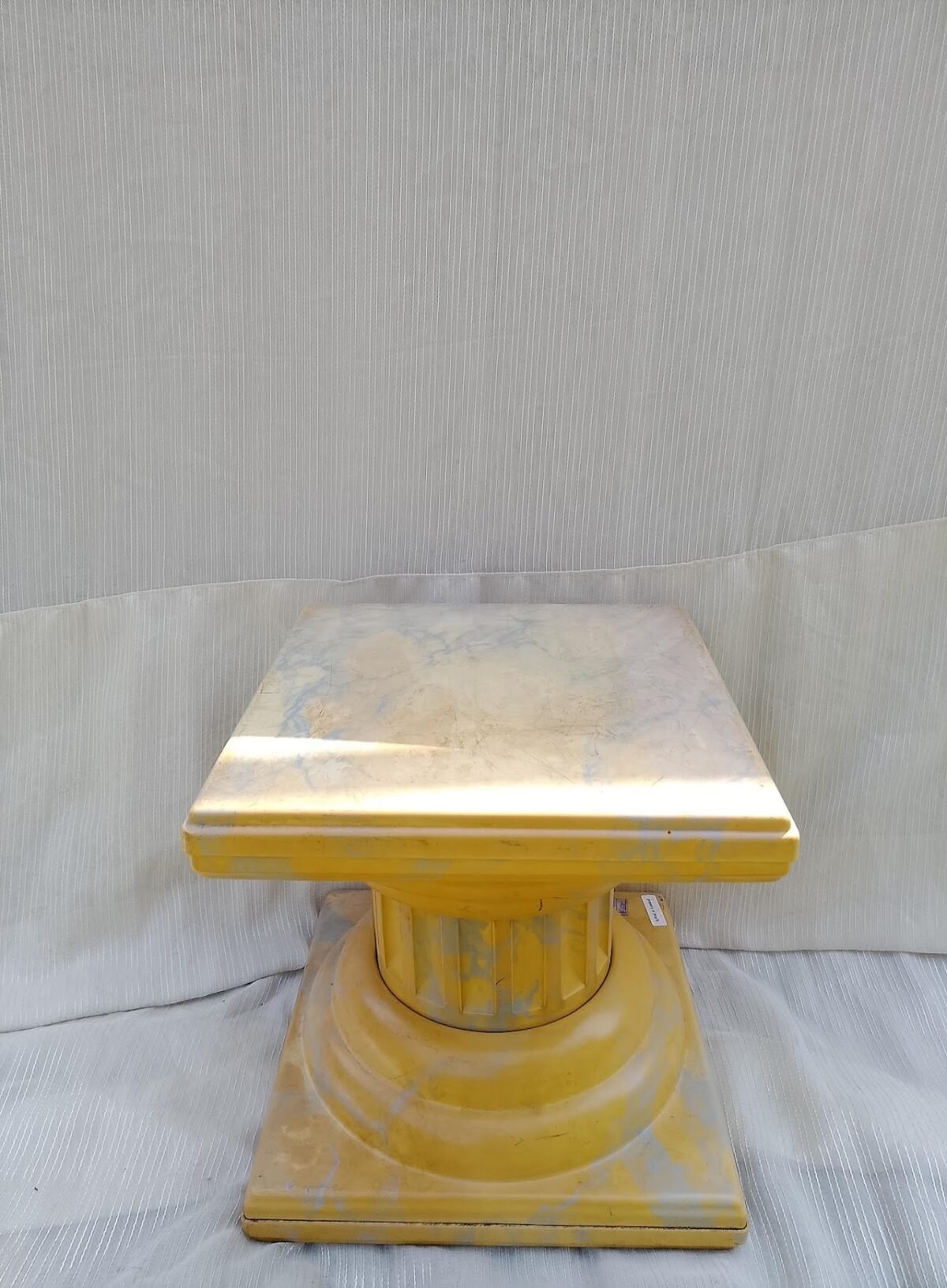 Plastic Roman column small Gold Marble-Effect Pedestal (Compact) - Image 1