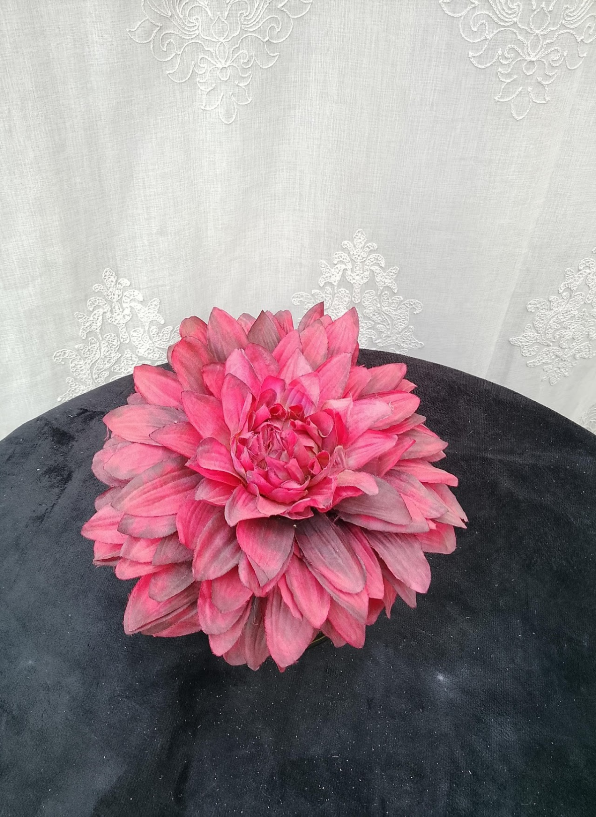Glass vase with flowers - Image 2